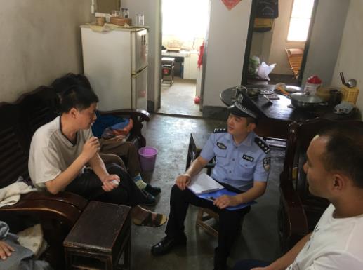 龙南县社区干部和派出所民警走访社区精神病患者 